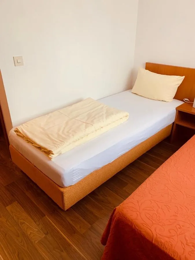 Hotel Gaststaette Weinbruecke Kulmbach Germany